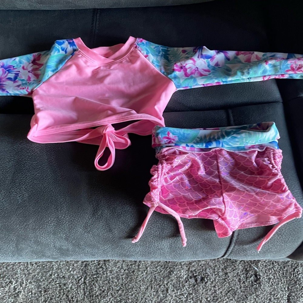 Adorable and new toddler two piece XS swimsuit. 3/4